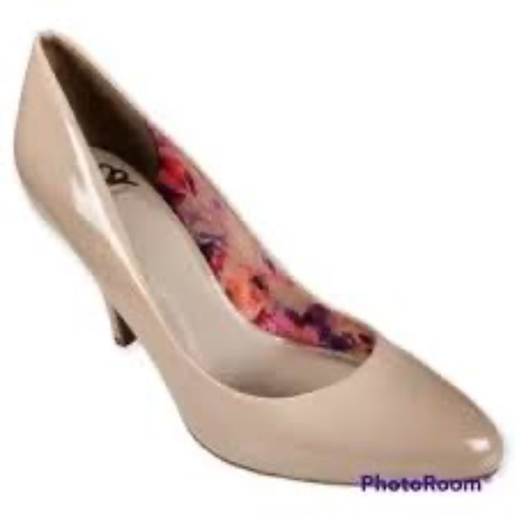 Brand New Fergalicious Symphony Tan heels size 9 - Picture 3 of 10